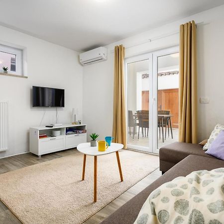 Center House With Apartments Umag Buitenkant foto