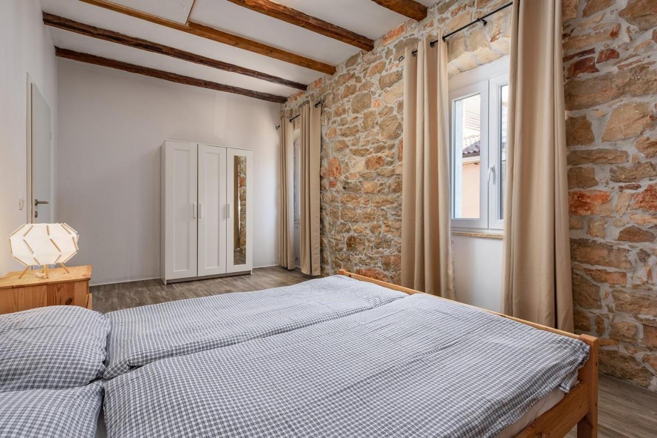 Center House With Apartments Umag Buitenkant foto