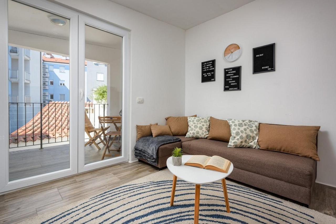 Center House With Apartments Umag Buitenkant foto