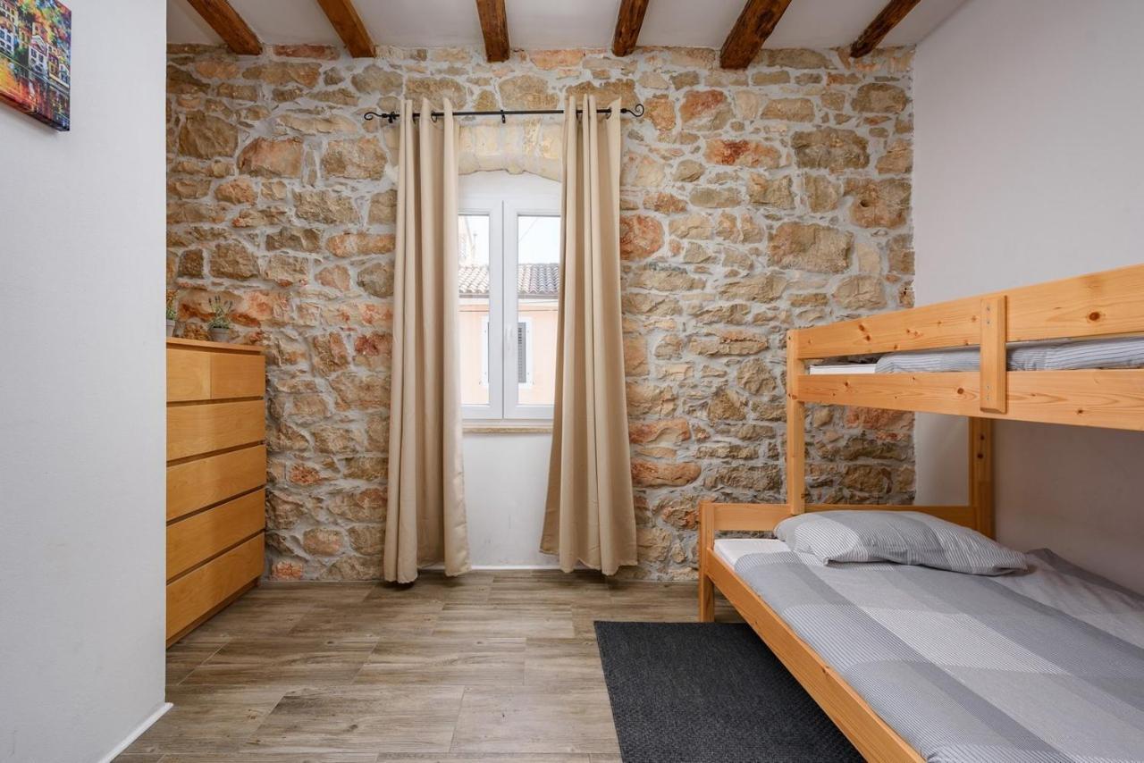 Center House With Apartments Umag Buitenkant foto