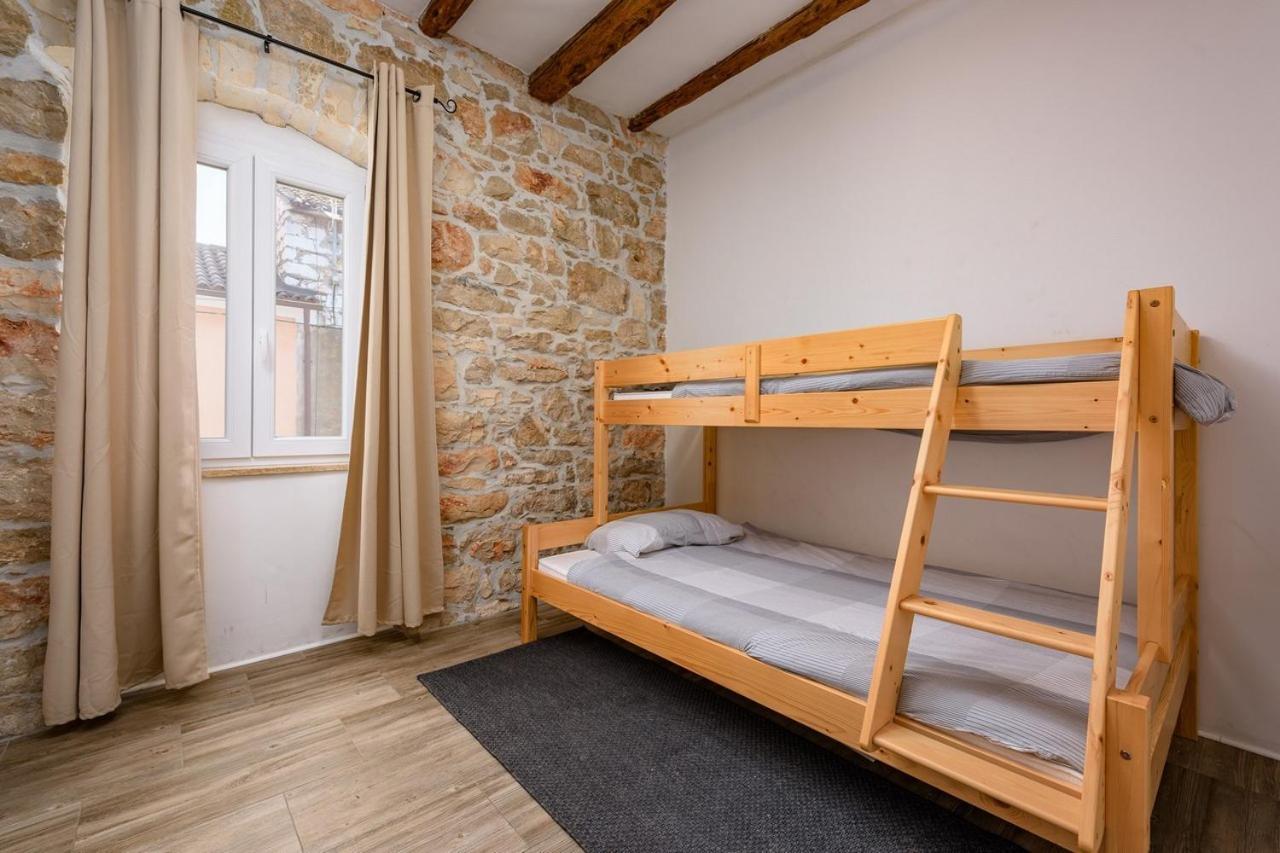 Center House With Apartments Umag Buitenkant foto