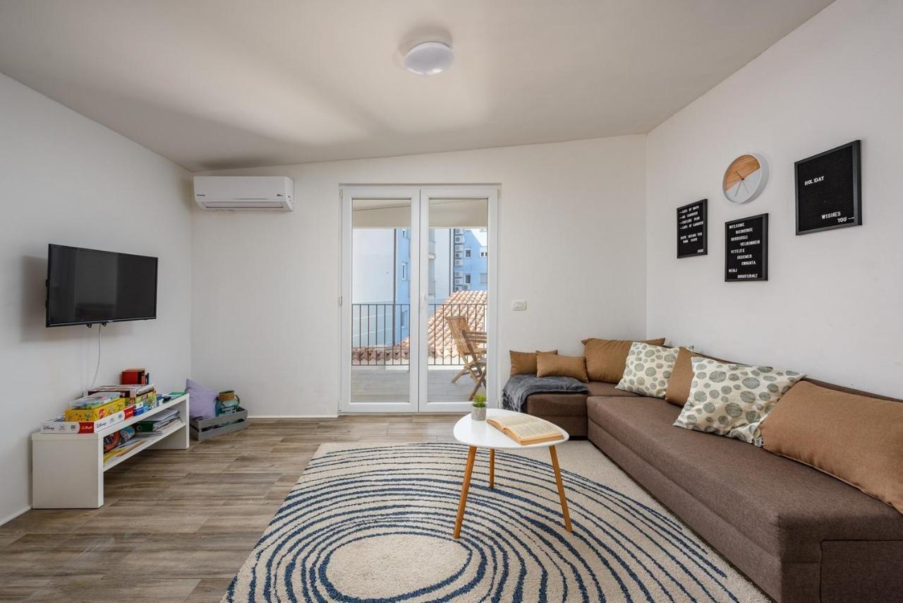 Center House With Apartments Umag Buitenkant foto