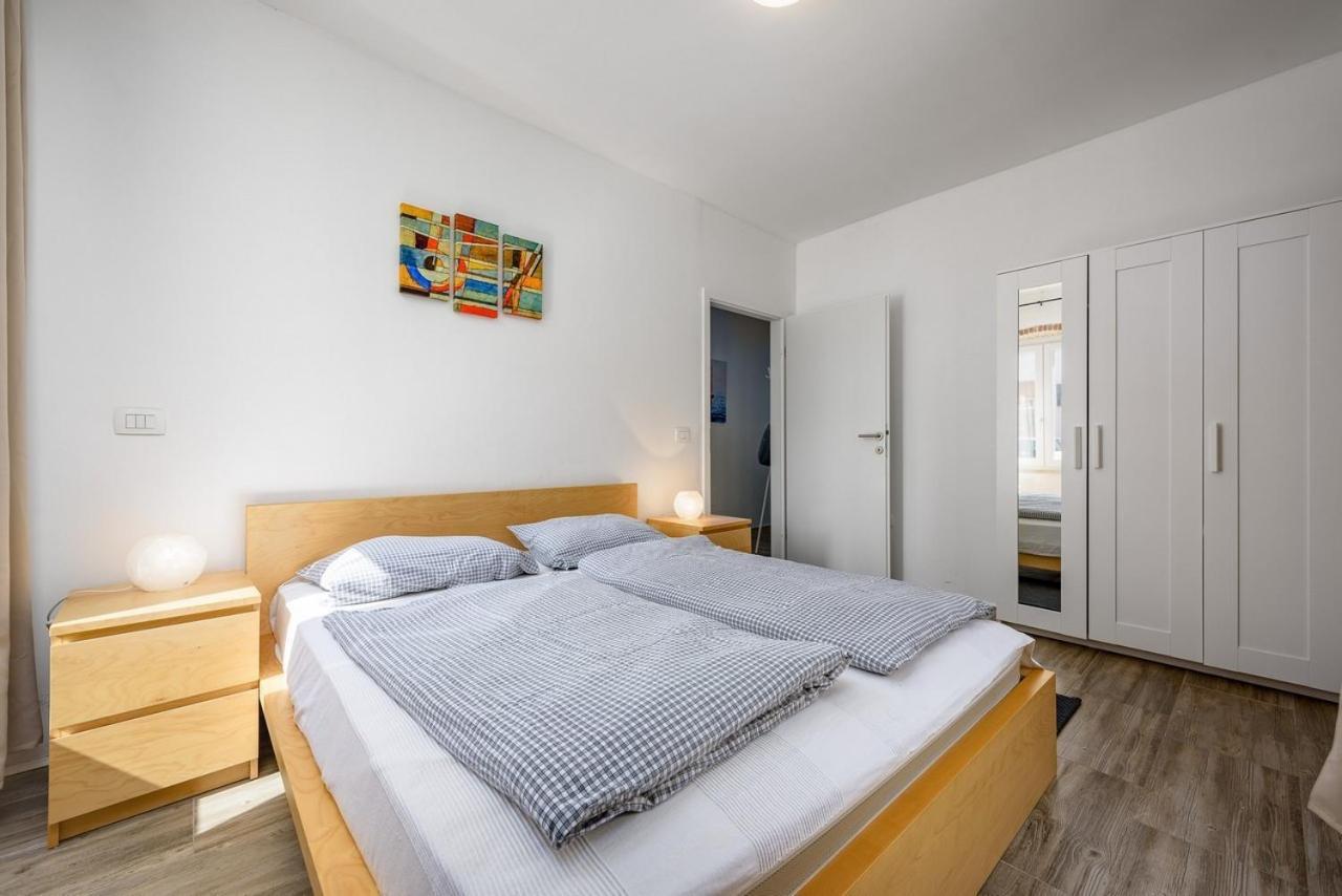 Center House With Apartments Umag Buitenkant foto