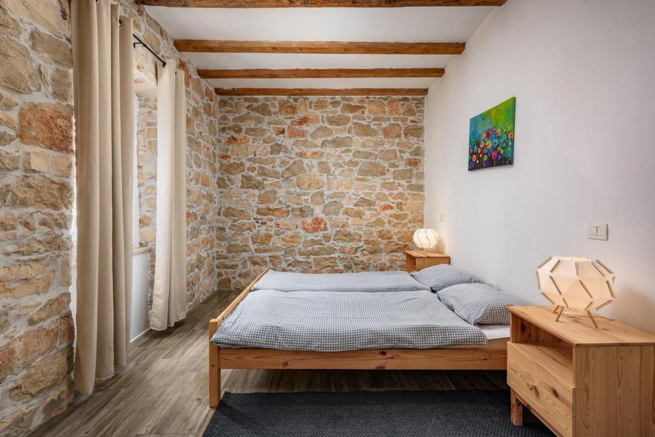 Center House With Apartments Umag Buitenkant foto