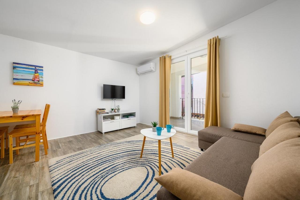 Center House With Apartments Umag Buitenkant foto
