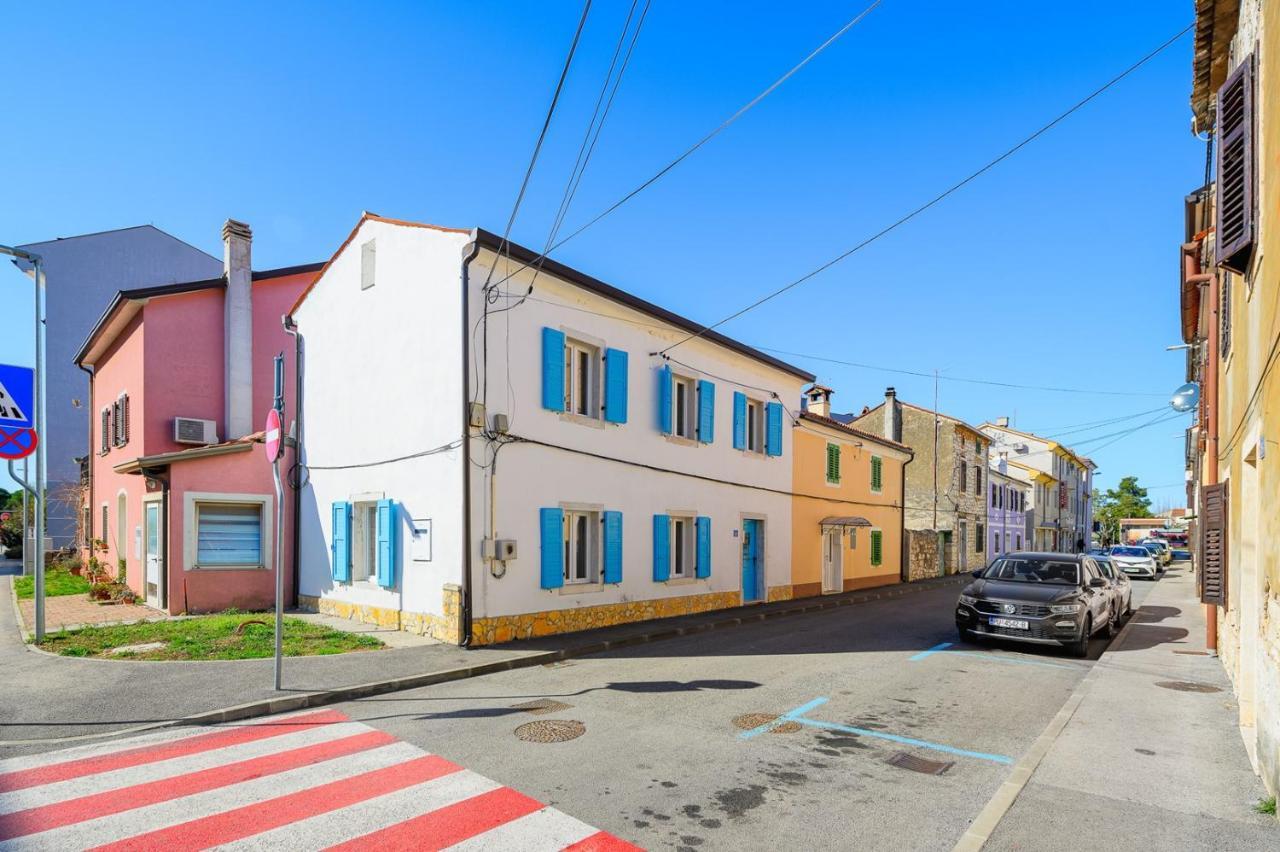 Center House With Apartments Umag Buitenkant foto
