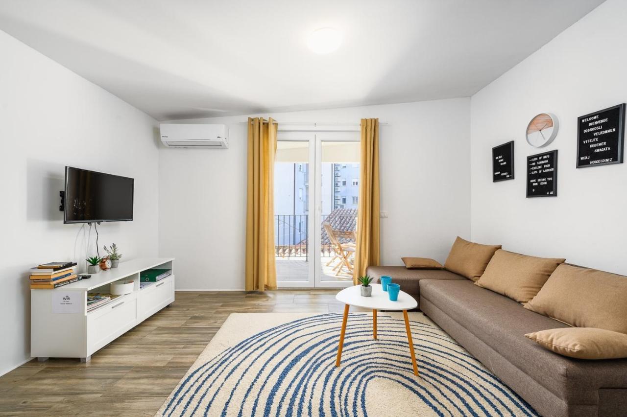 Center House With Apartments Umag Buitenkant foto