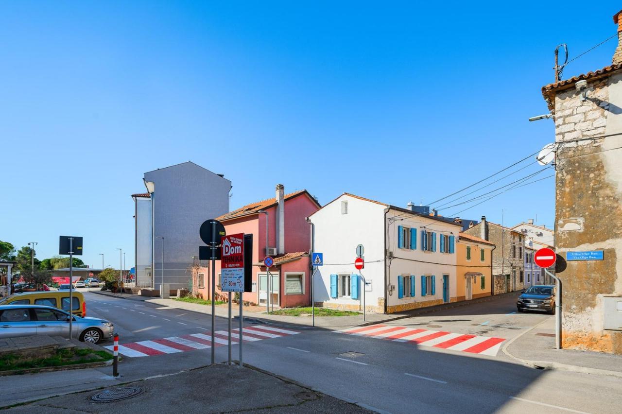 Center House With Apartments Umag Buitenkant foto