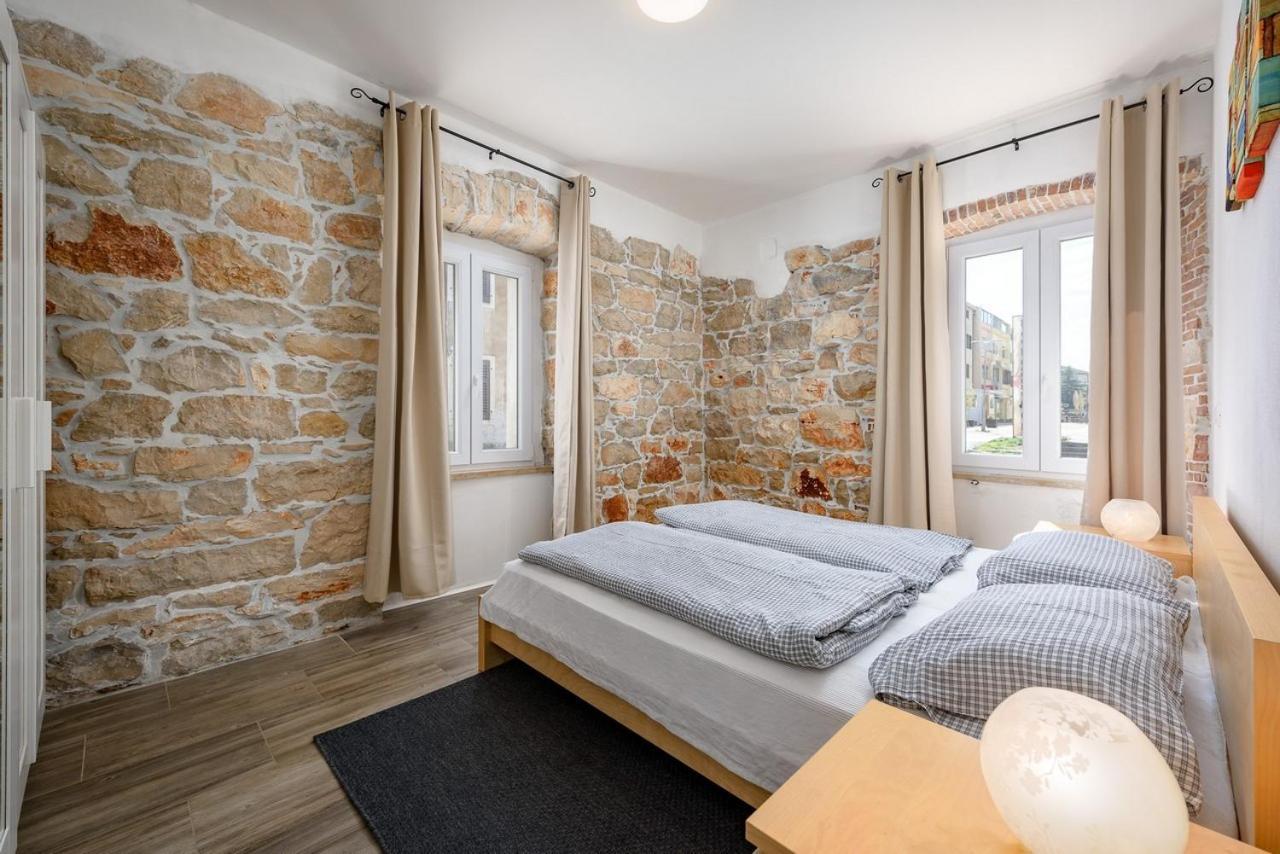 Center House With Apartments Umag Buitenkant foto