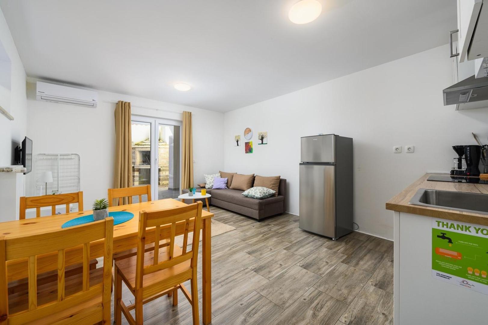 Center House With Apartments Umag Buitenkant foto