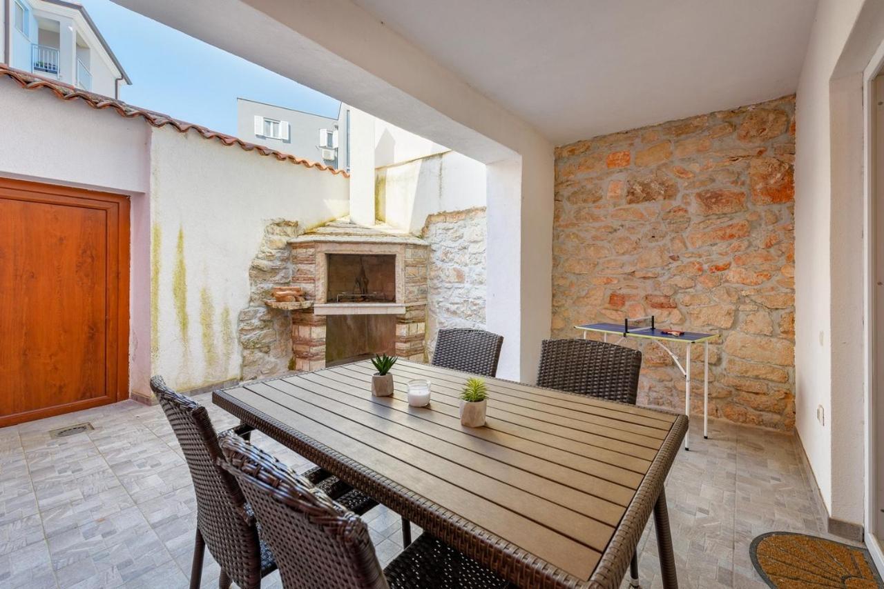 Center House With Apartments Umag Buitenkant foto