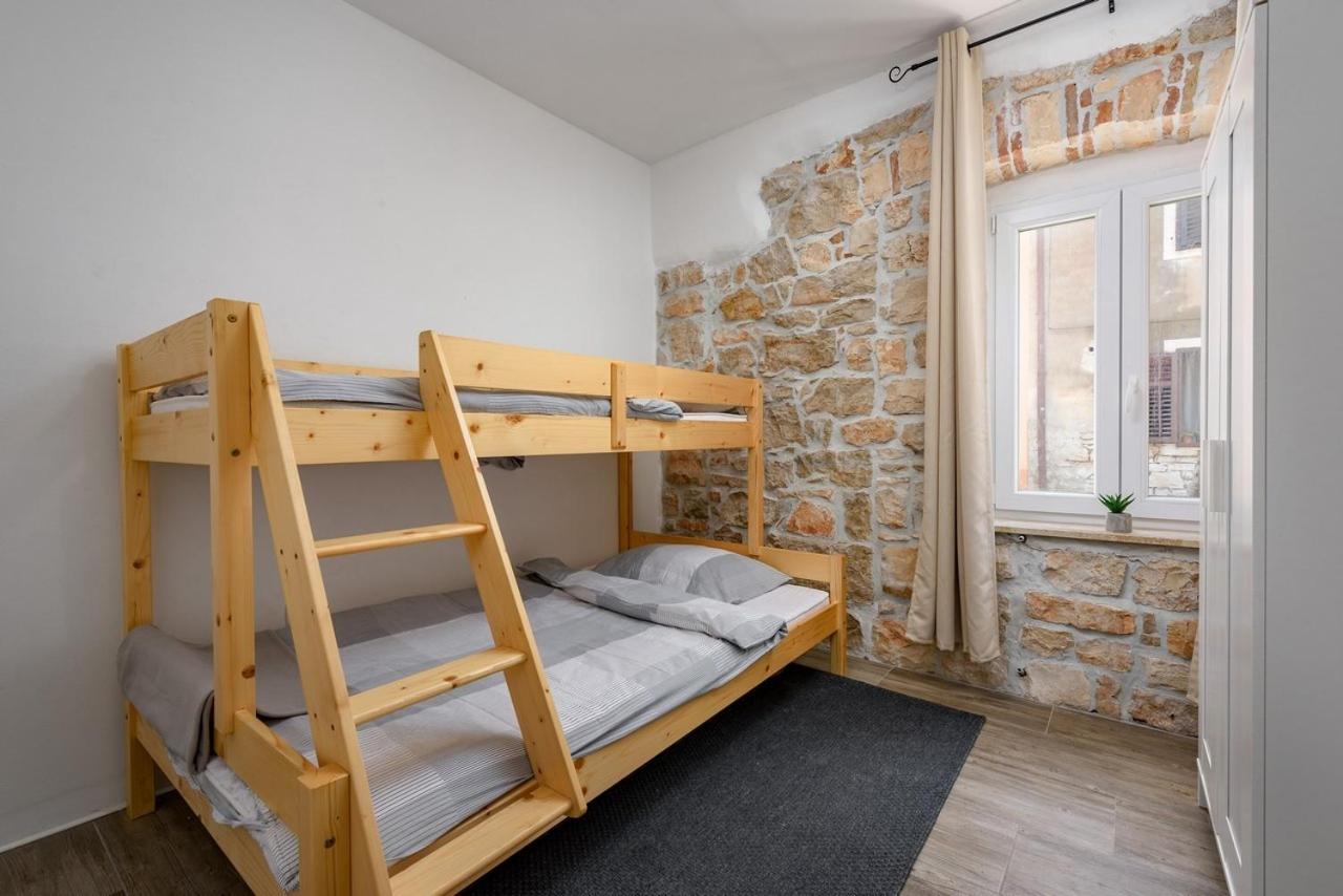 Center House With Apartments Umag Buitenkant foto