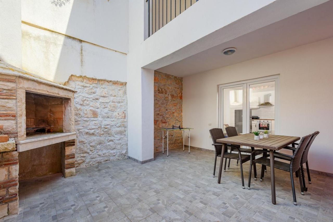Center House With Apartments Umag Buitenkant foto